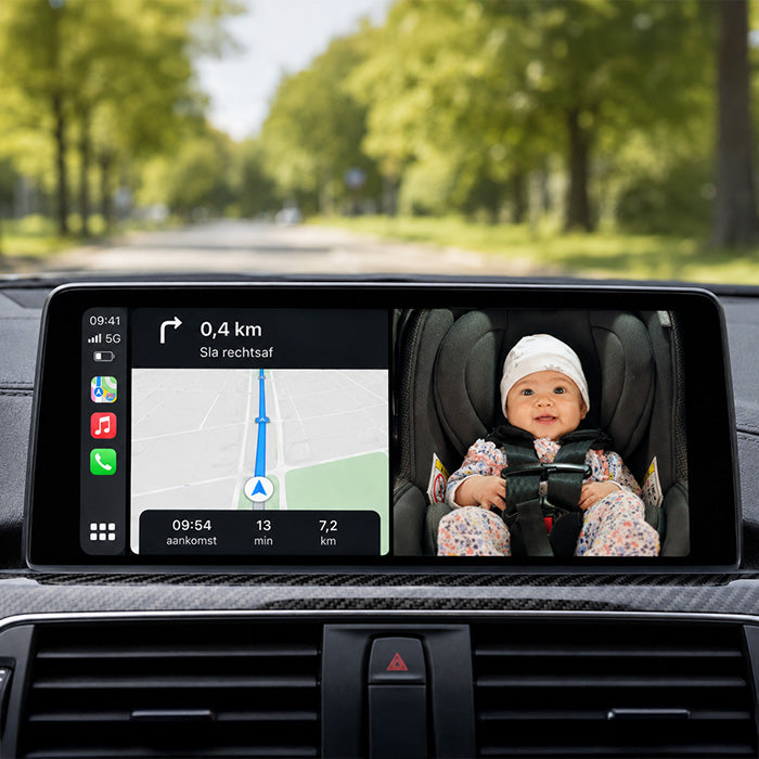 Live babybeeld naast navigatie op het CarPlay-scherm