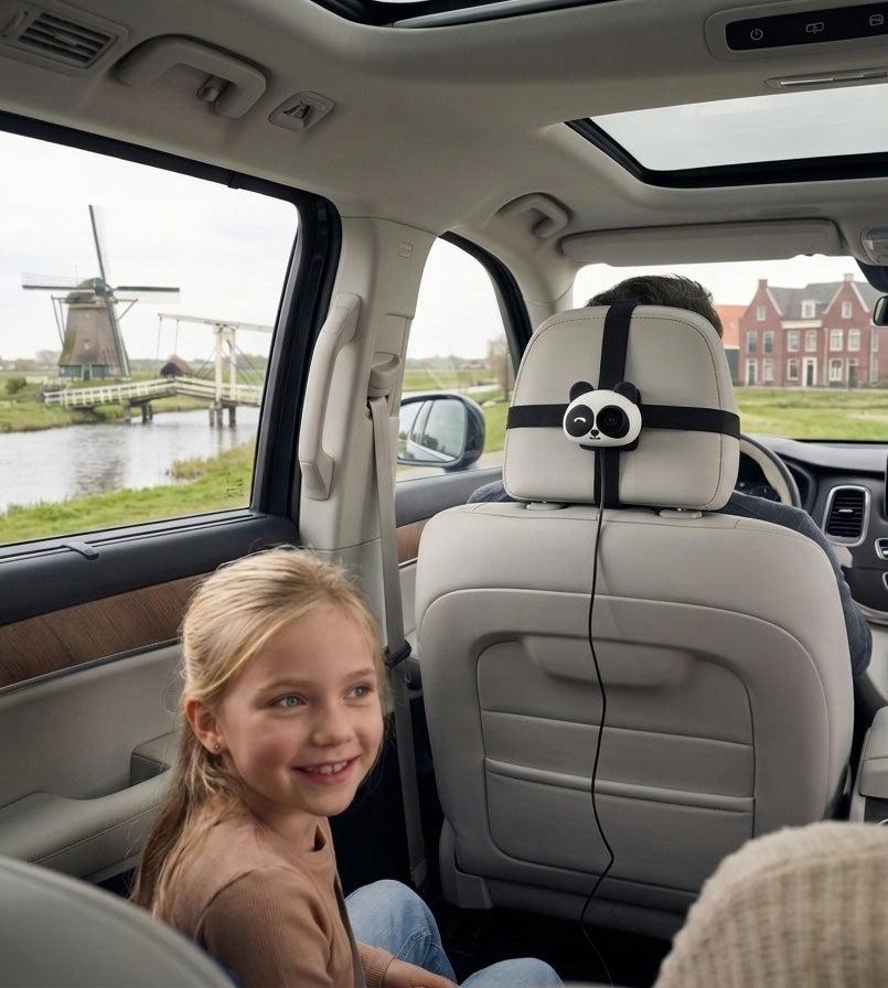 Kindje zit achterin terwijl KiddyView aan de hoofdsteun is bevestigd
