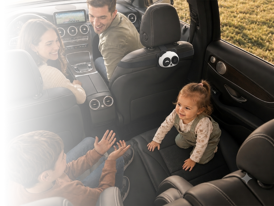 Gezin samen in de auto met KiddyView op de hoofdsteun